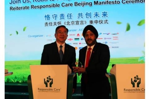 Sethi and Tsai with the Beijing Responsible Care Ceremony Trophy