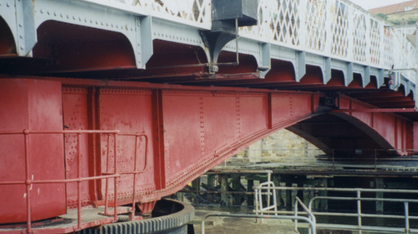 Coastal swing bridge 11 years after applying Corroless corrosion protection paint