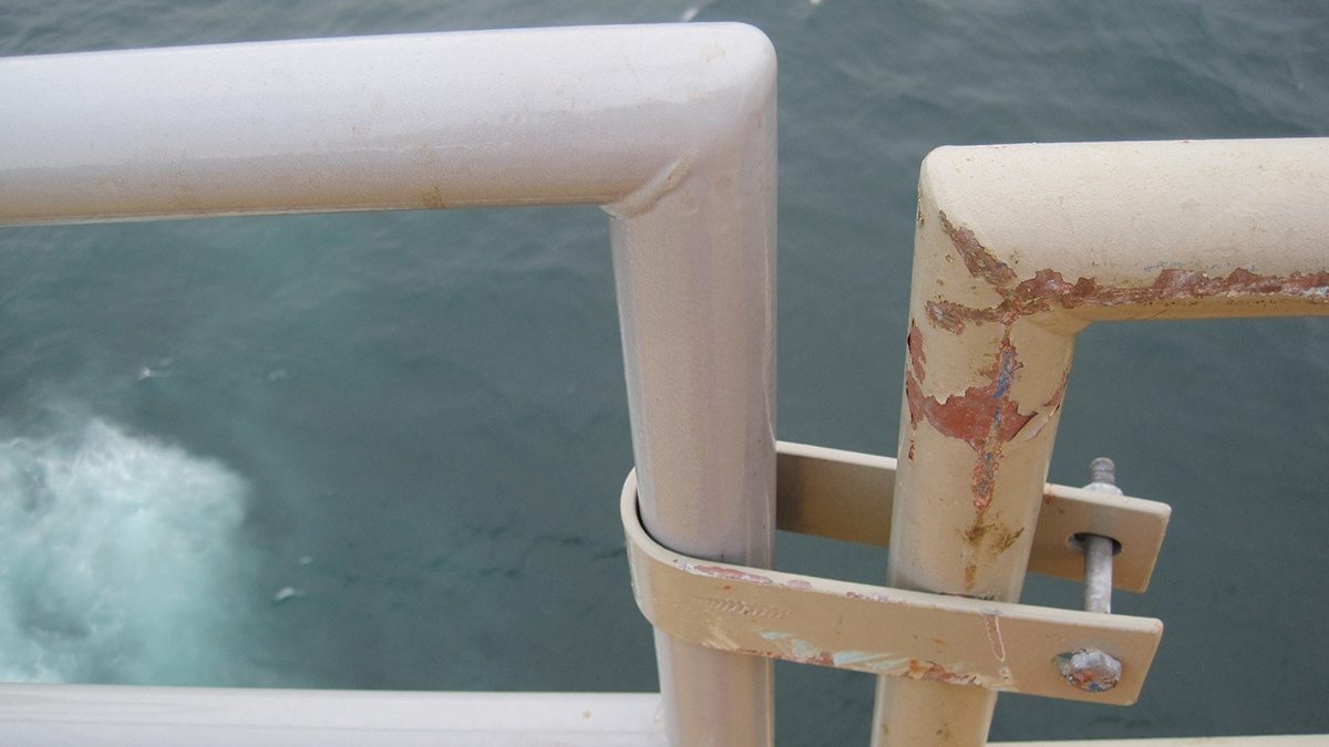 Comparing hand rails: painted with PPA 571 (left) and painted with liquid paint (right) six years ago